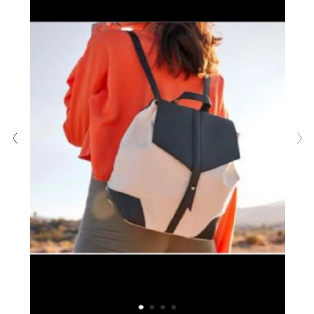 Deux lux Canvas type backpack/shoulder bag. Adjustable black shoulderstraps